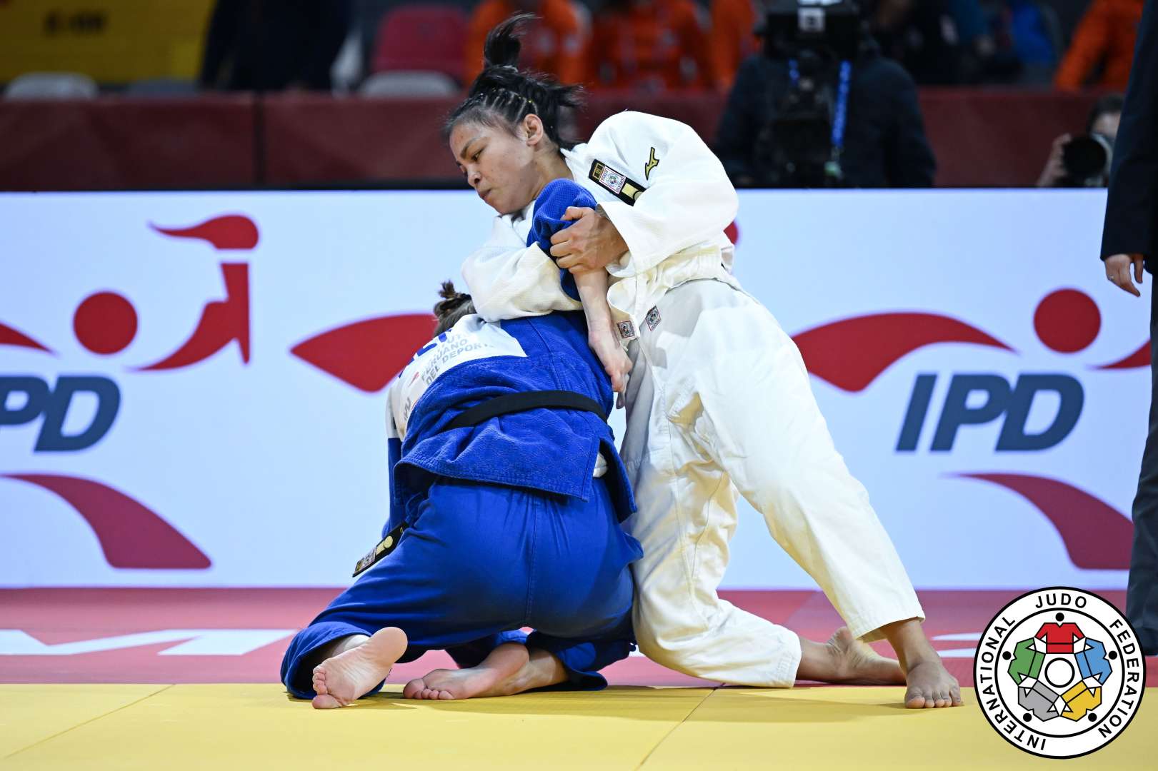 Linthoi Chanambam grapples with her Dutch opponent during the bronze-medal contest at the 2025 World Junior Championships in Lima