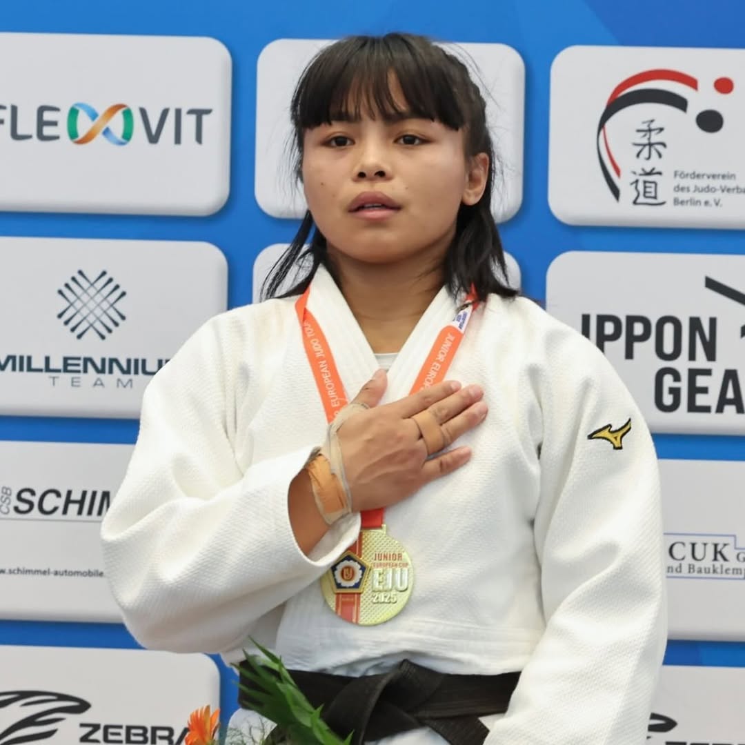 Linthoi Chanambam with her gold medal after winning the Berlin Junior European Cup in 2025, her first title after ACL surgery