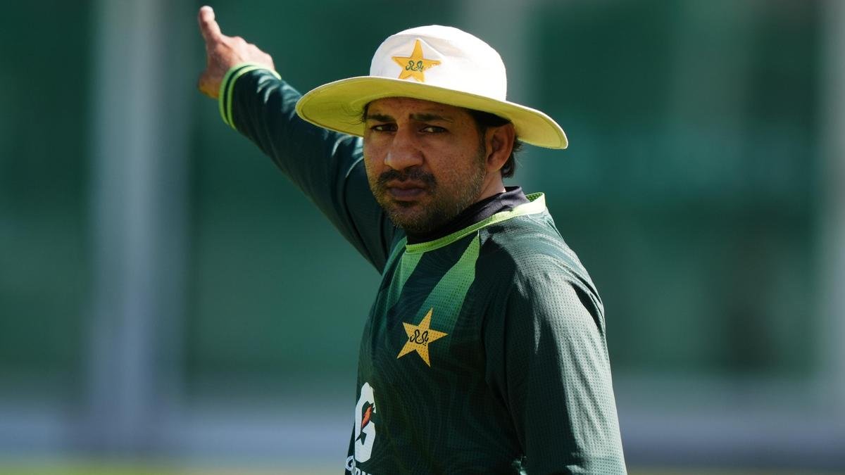 PCB Replaces Sarfaraz Ahmed, Sacks 7 Players Ahead of Final Test in England