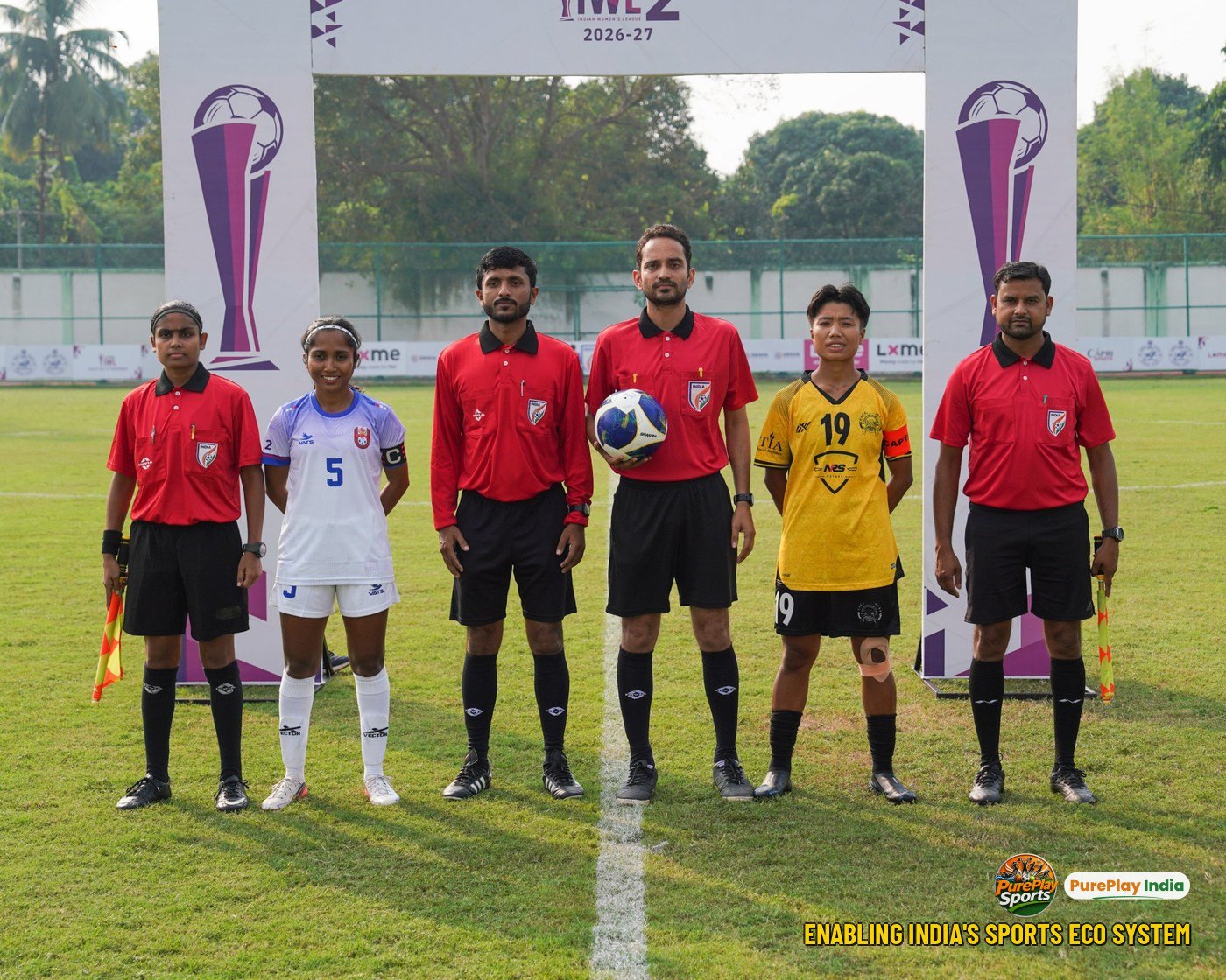 Match officials with the captains of Pune Krida Prabhodhini Academy and YWC, Manipur before kick-off